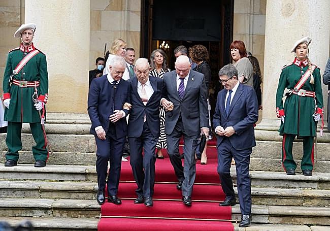 Momento en el que Urkullu e Ibarretxe ayudan a Garaikoetxea.