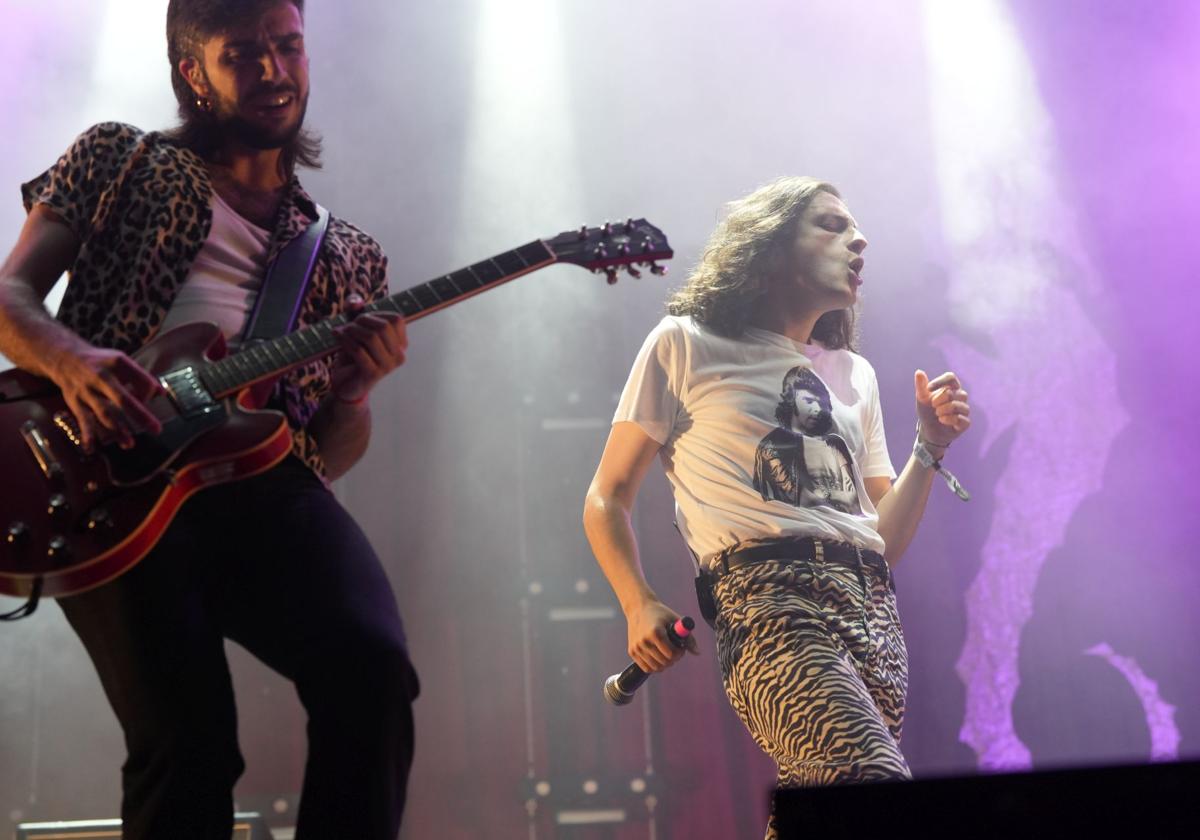 El guitarrista Dani Sánchez y cantante Antonio García de Arde Bogotá sobre el escenario del Azkena.