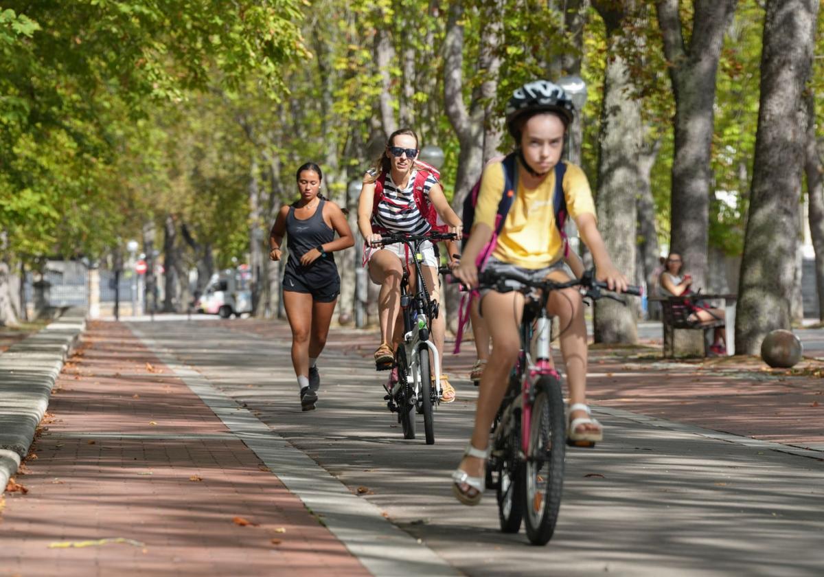 La bicicleta facilita la movilidad con una huella de carbono muy inferior a la de los vehículos motorizados.