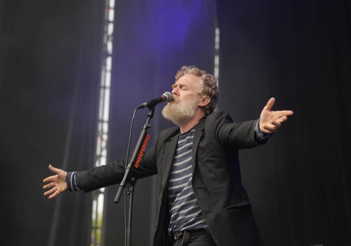 Glen Hansard se metió al público con sus baladas y sus temas más enérgicos.