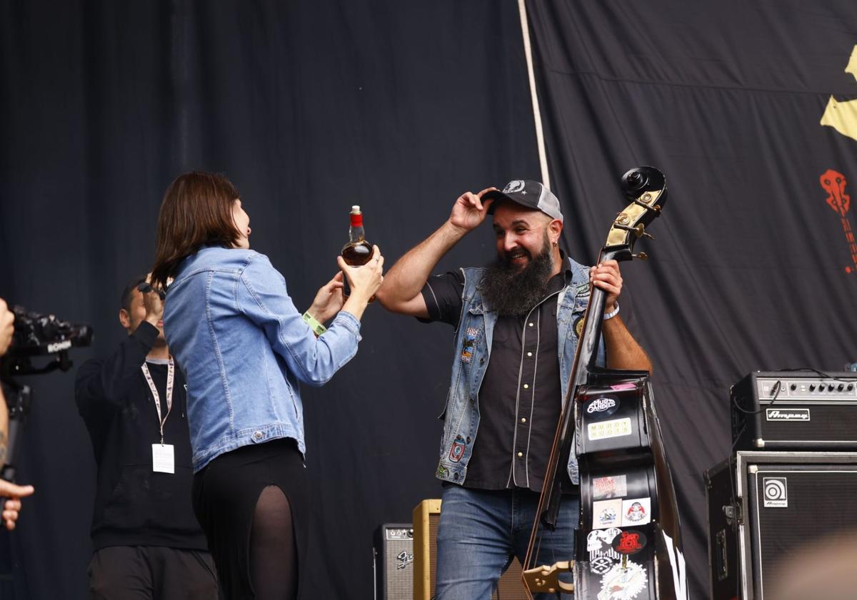 Imagen principal - Sorpresa en uno de los conciertos del Azkena: «¿Te quieres casar conmigo?»