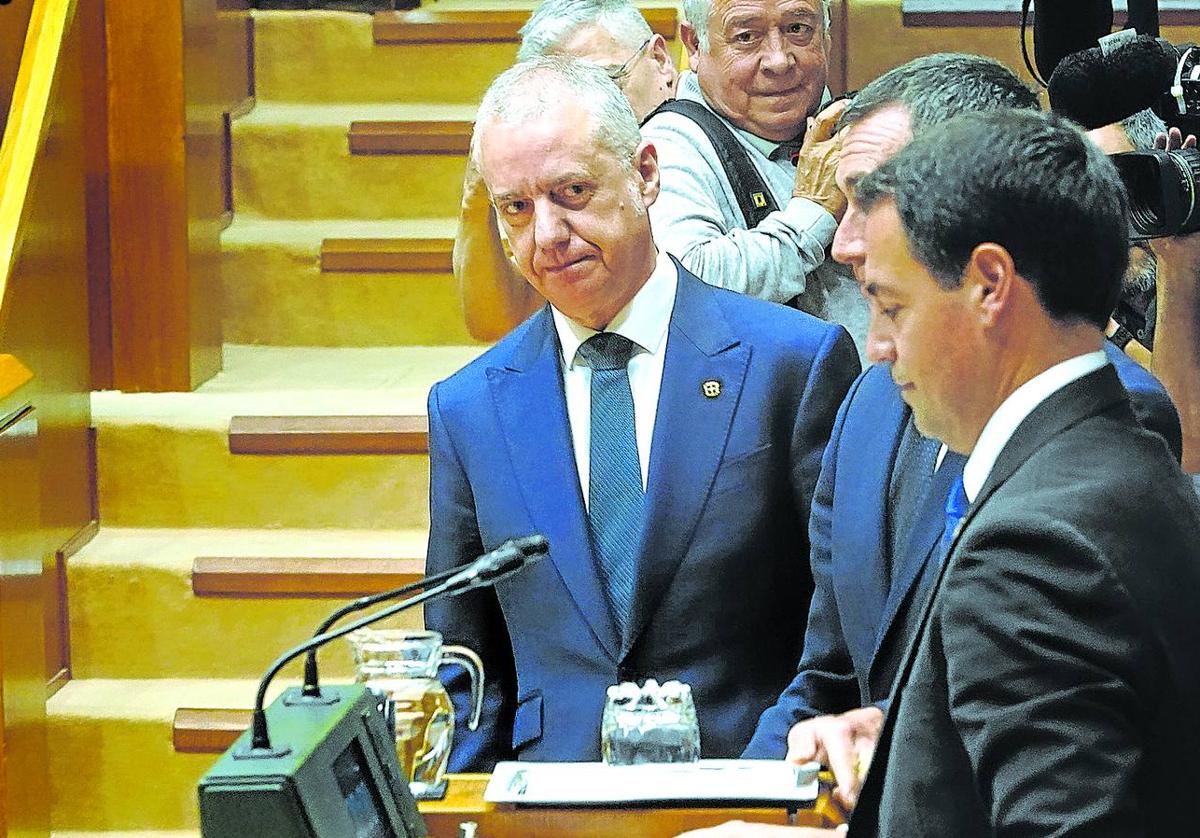 El lehendakari saliente, Iñigo Urkullu, a su llegada al hemiciclo cuando Pradales iba a comenzar su intervención.