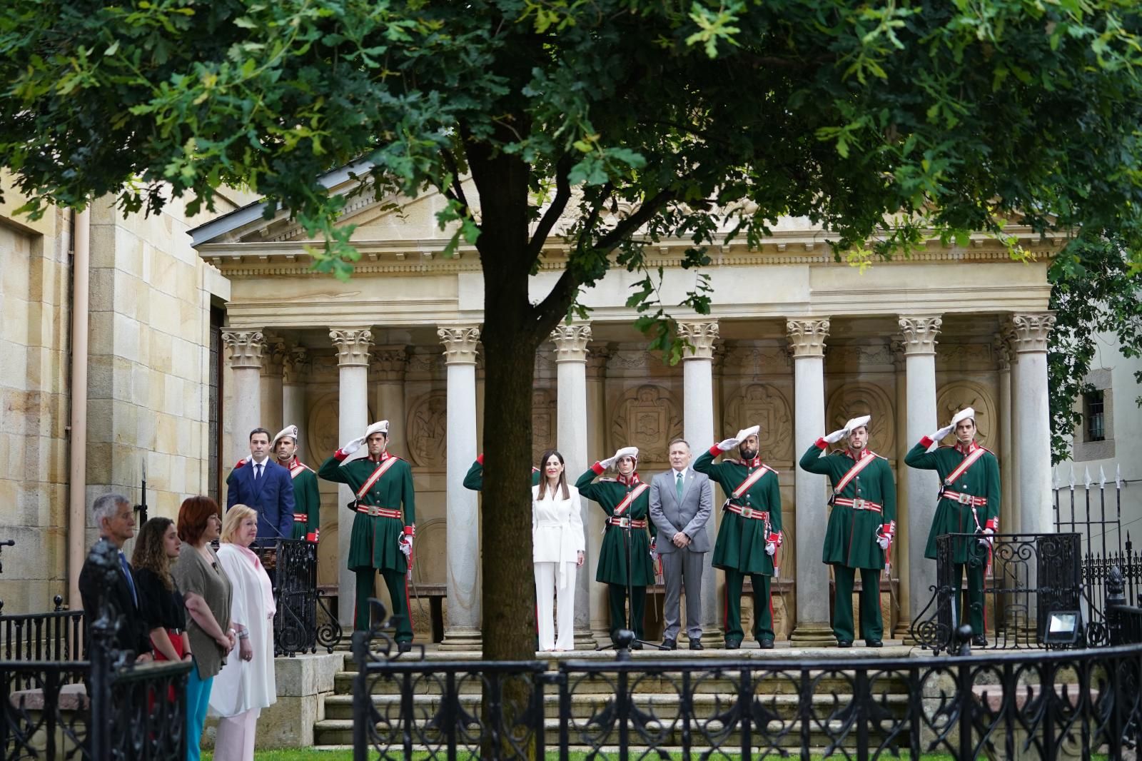 Momento solemne del acto de posesión con Pradales, Tejería y la mesa del Parlamento