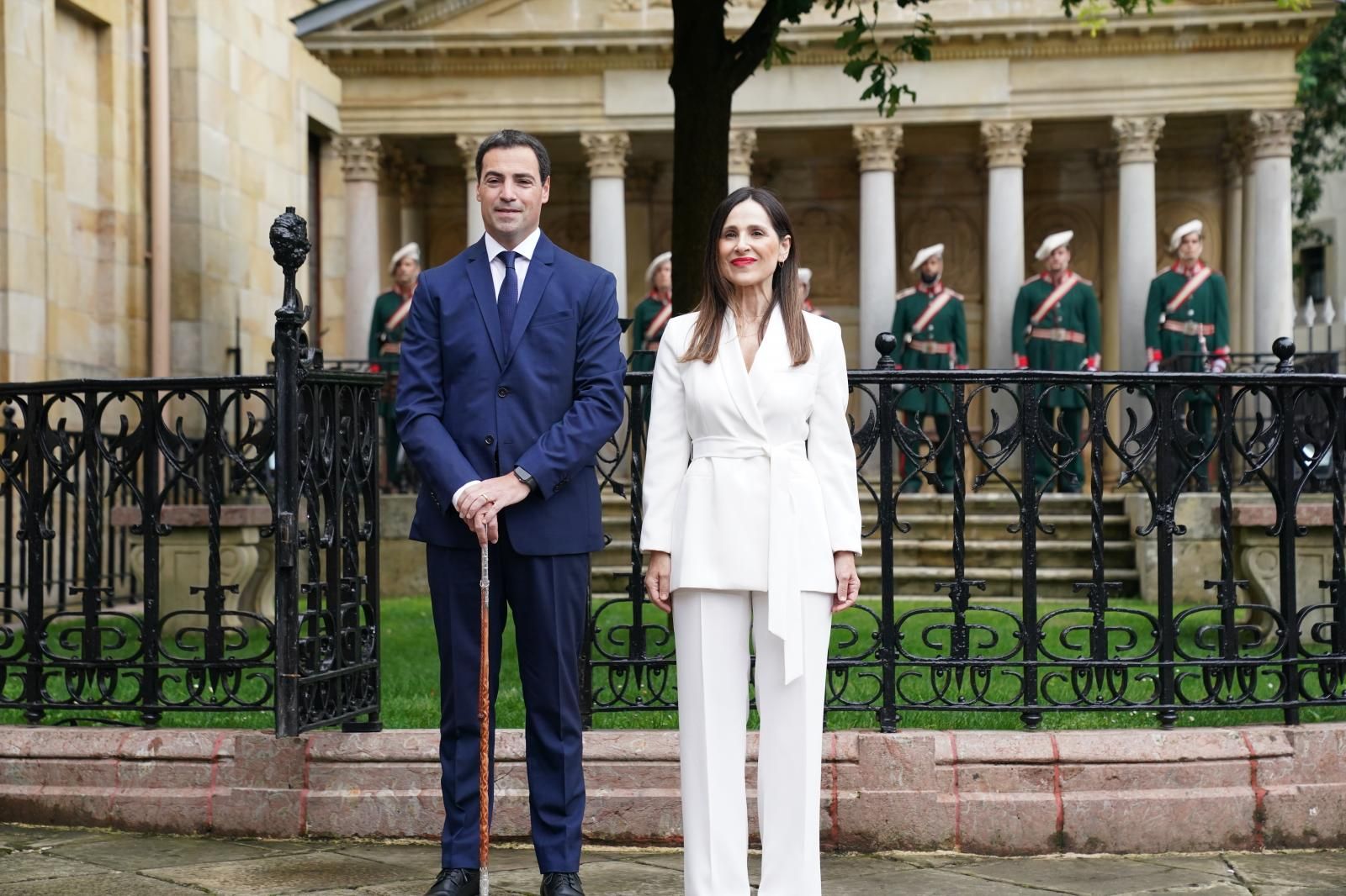Imanol Pradales, con la makila, y Bakartxo Tejería.