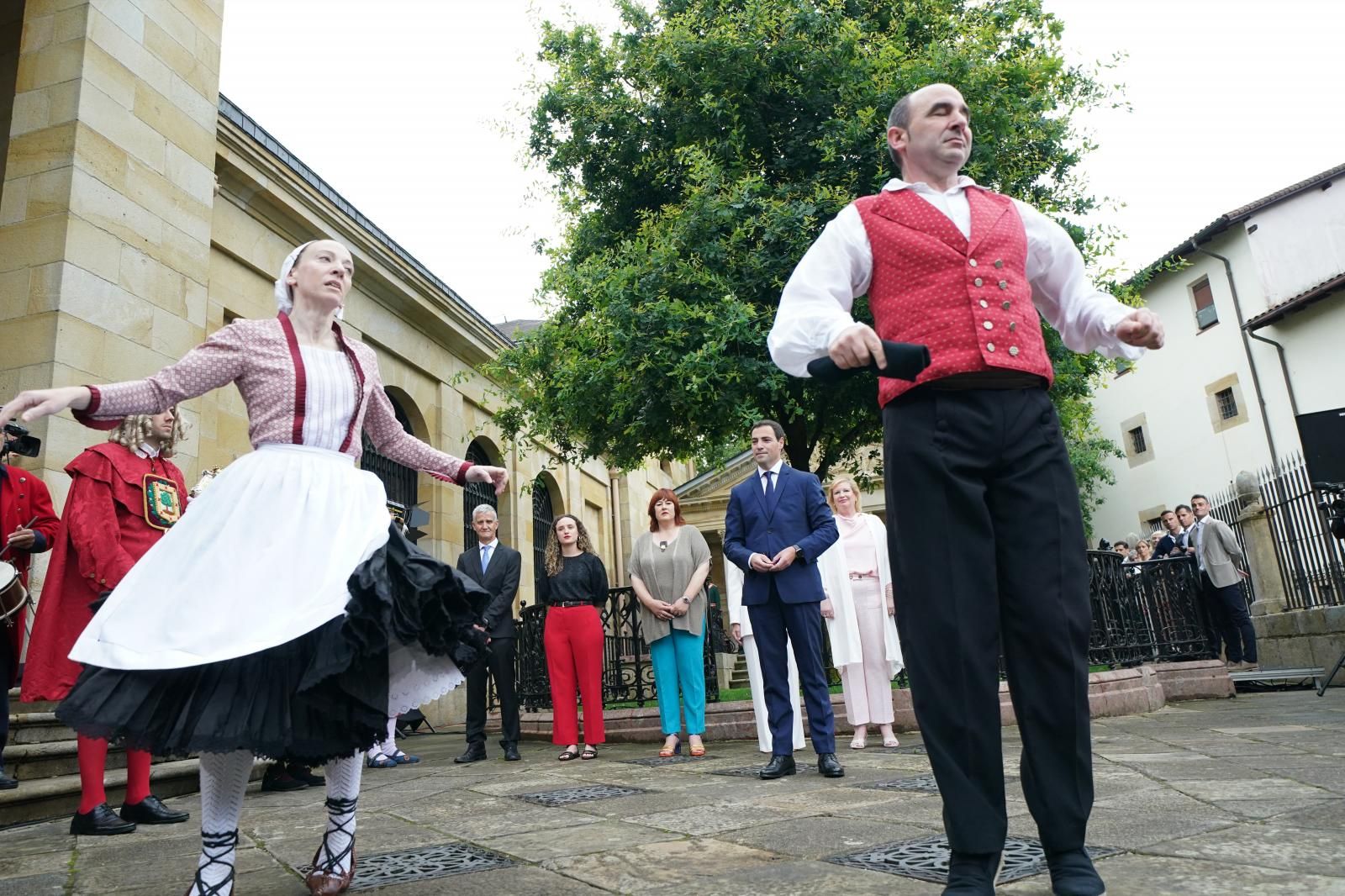 La mesa del Parlamento y Pradales, atentos al aurresku