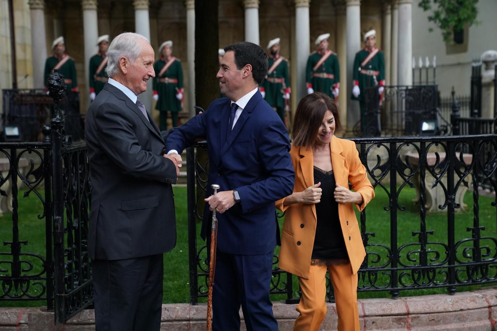 Pradales se saluda con Juan Mari Atutxa, con Izaskun Bilbao.