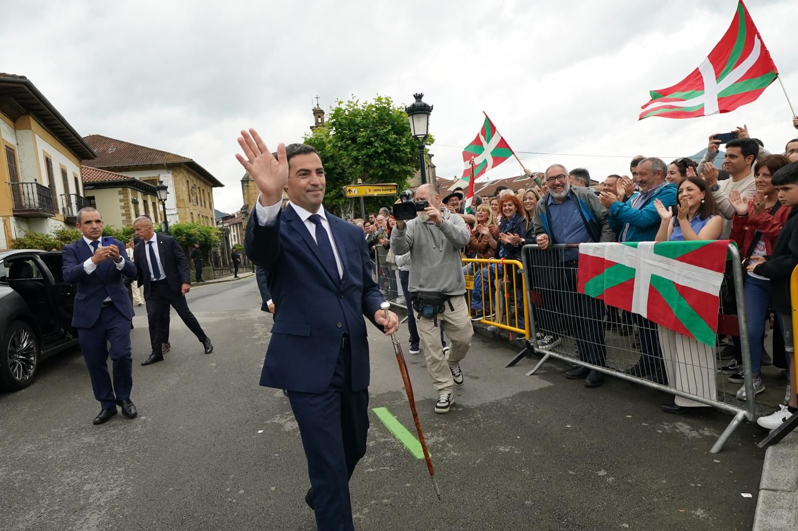 Pradales saluda al público con la makila