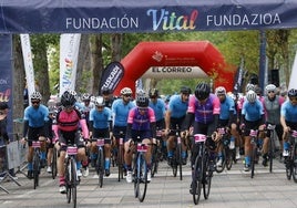 Momento de la salida de la Clásica Cicloturista Vitoria patrocinada por EL CORREO.