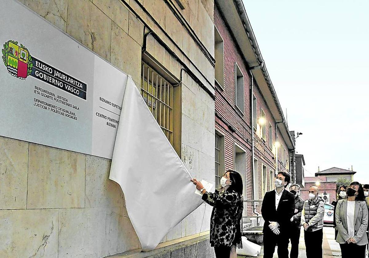 Artolazabal escenificó el traspaso de Prisiones inaugurando una placa en octubre de 2021.