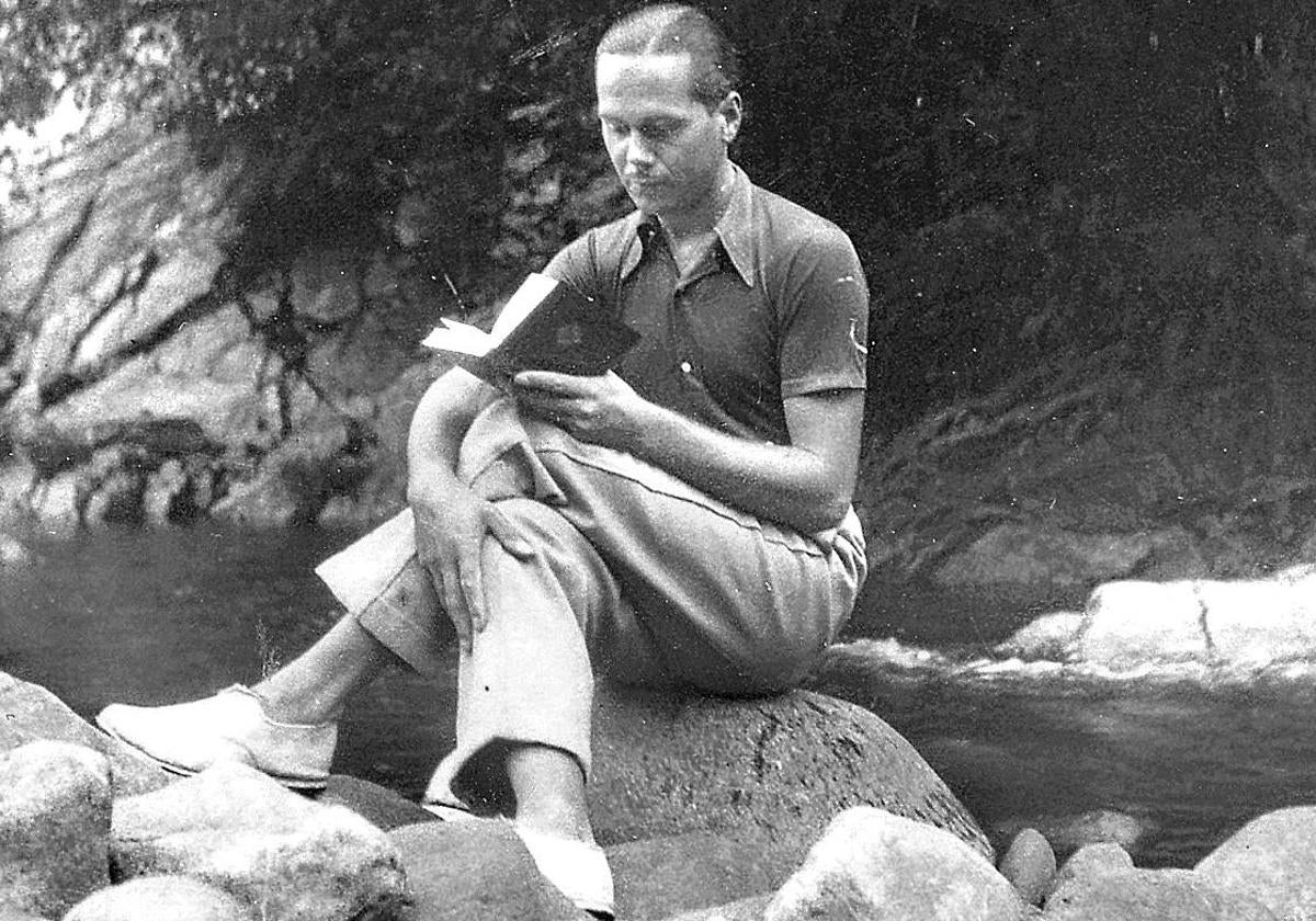 Luis Cernuda, leyendo a orillas del río Sil.