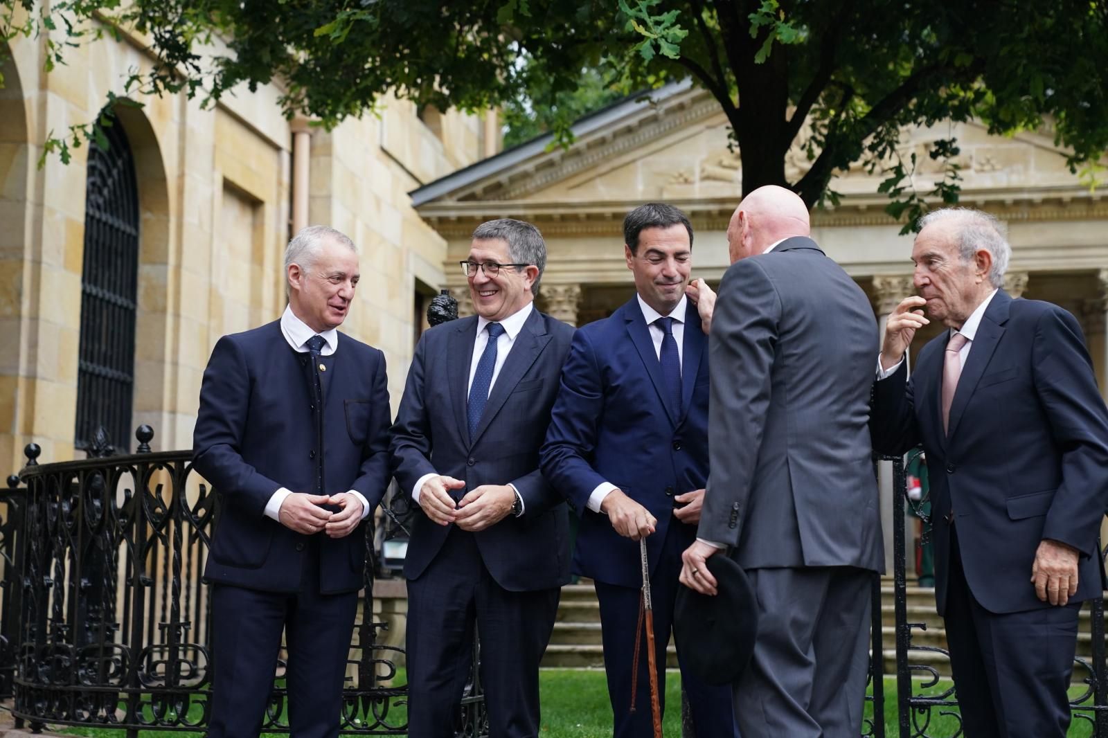 Ibarretxe bromea con Pradales, y Urkullu con López