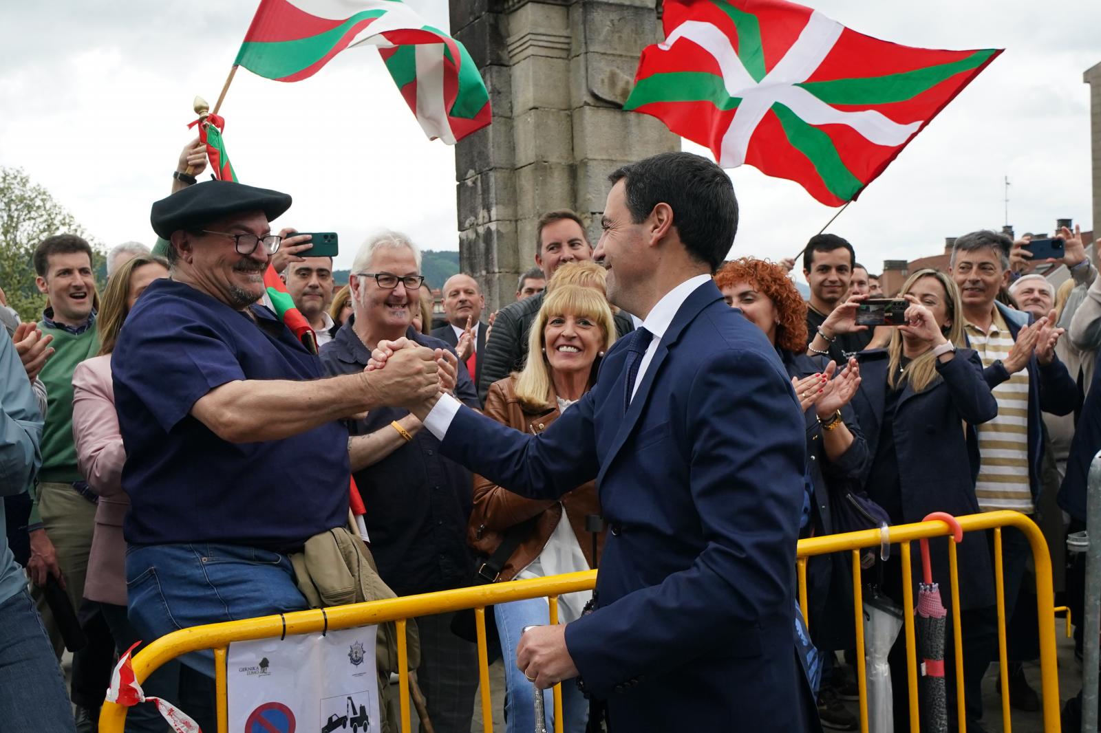 Pradales recibe muestras de cariño entre el público que se acercó a Gernika.