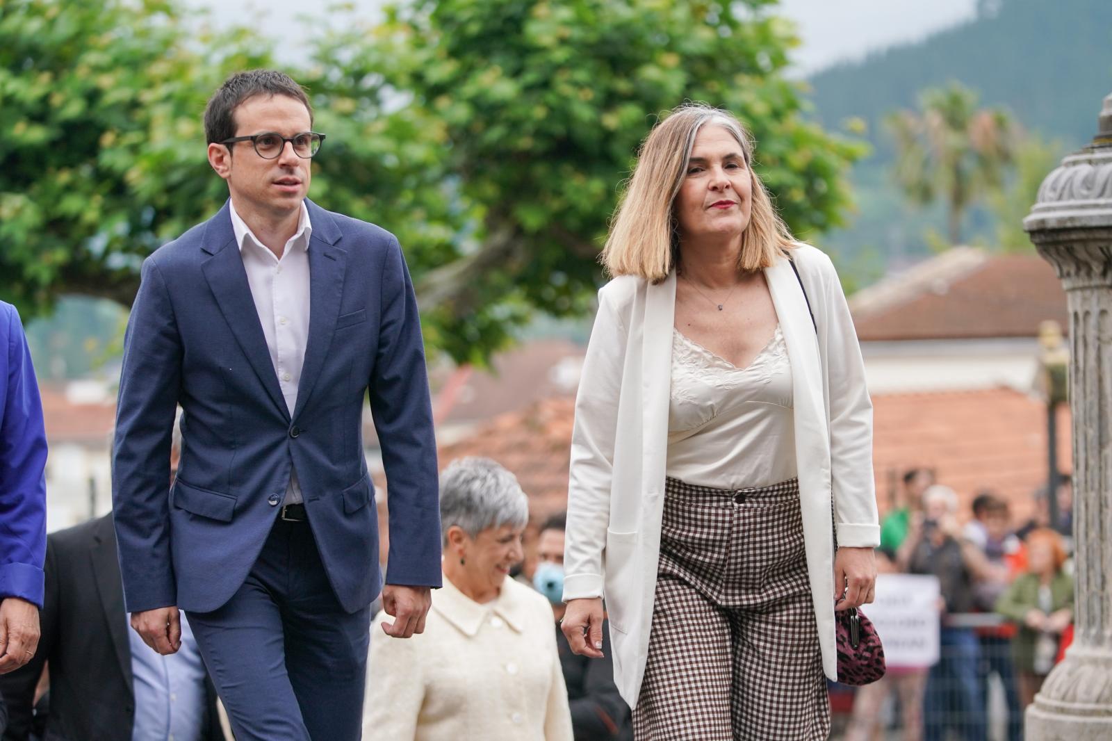 El jefe de la oposición y diputado de EH Bildu en el Parlamento vasco, Pello Otxandiano, y la parlamentaria Nerea Kortajarena. 