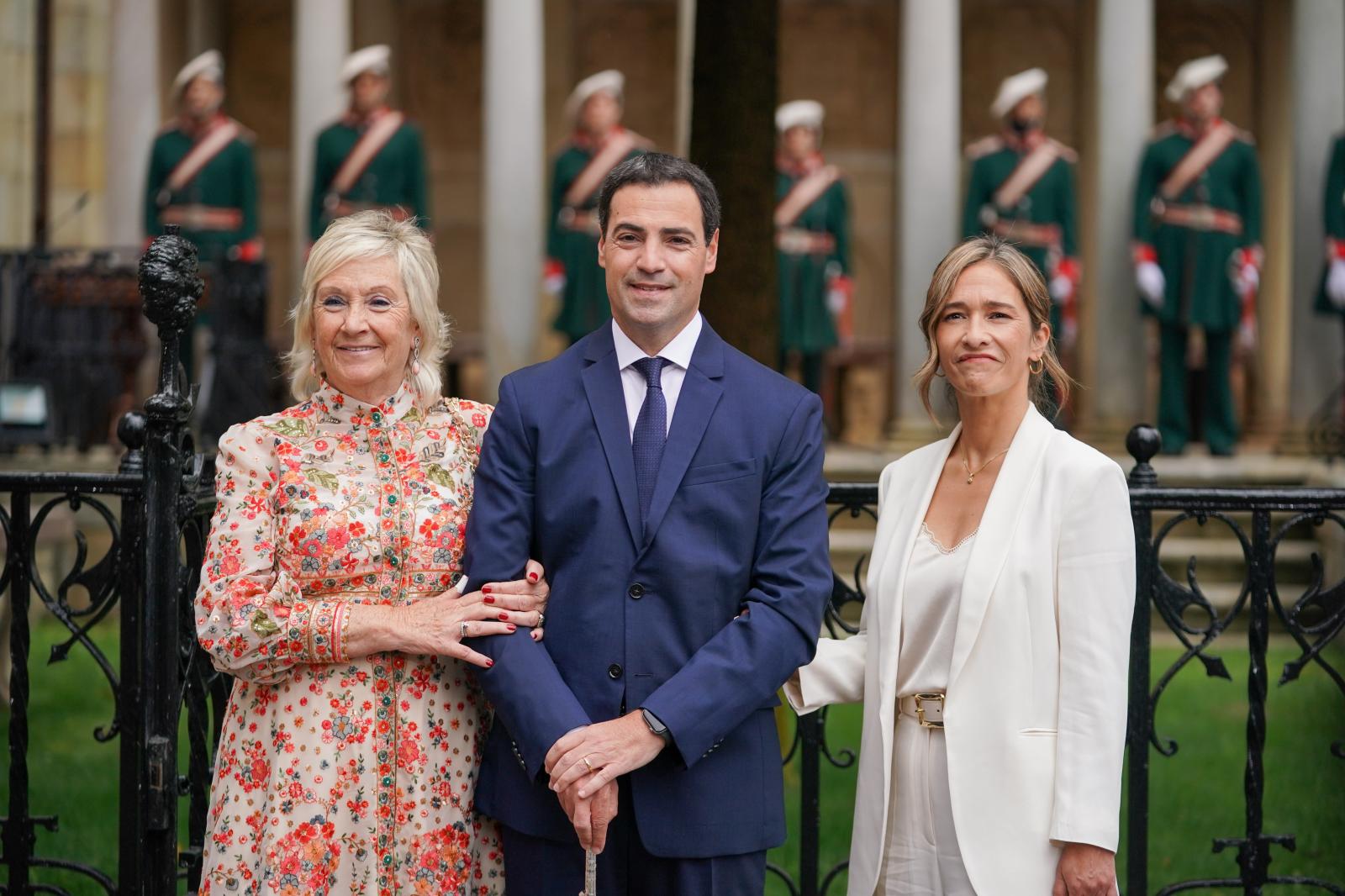 Imanol Pradales, junto a su madre Rosa Gil y su esposa Laura Sáez.