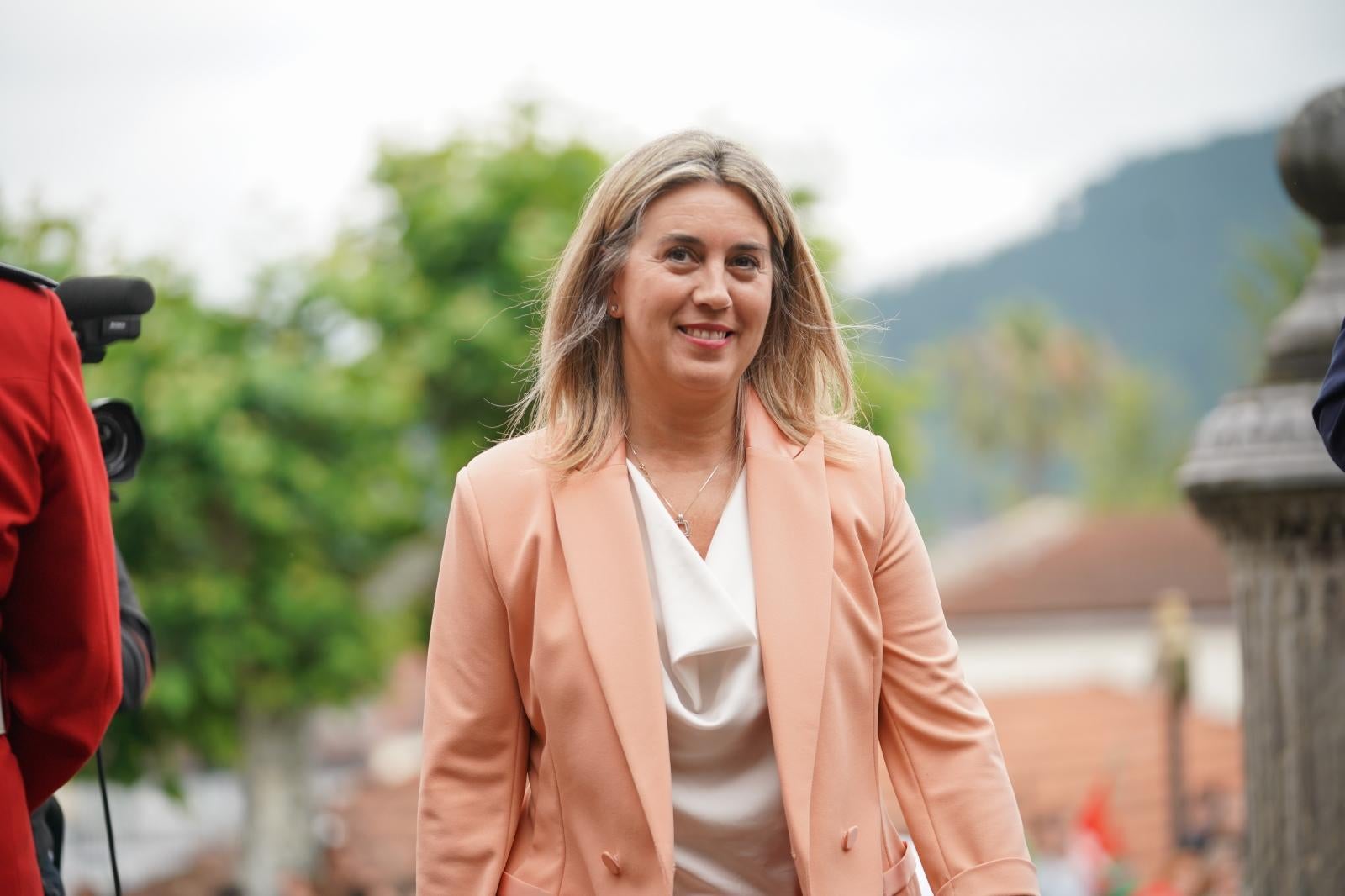 La presidenta de la Junta de Álava, Irma Basterra, a su llegada a la toma de posesión de Imanol Pradales