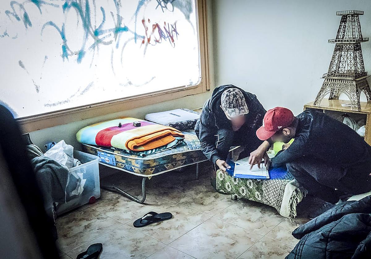 Las imágenes de las lonjas okupadas en Vitoria