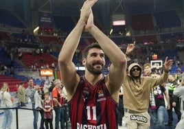 Dani Díez, uno de los jugadores más queridos por la afición, aplaude al Buesa Arena.