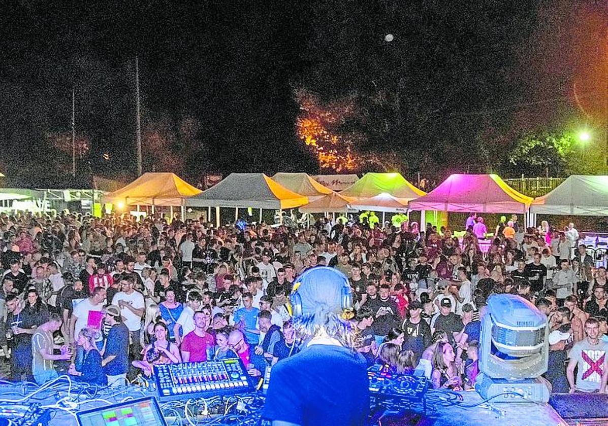 Numeroso público se acerca a esta fiesta de la música electrónica.