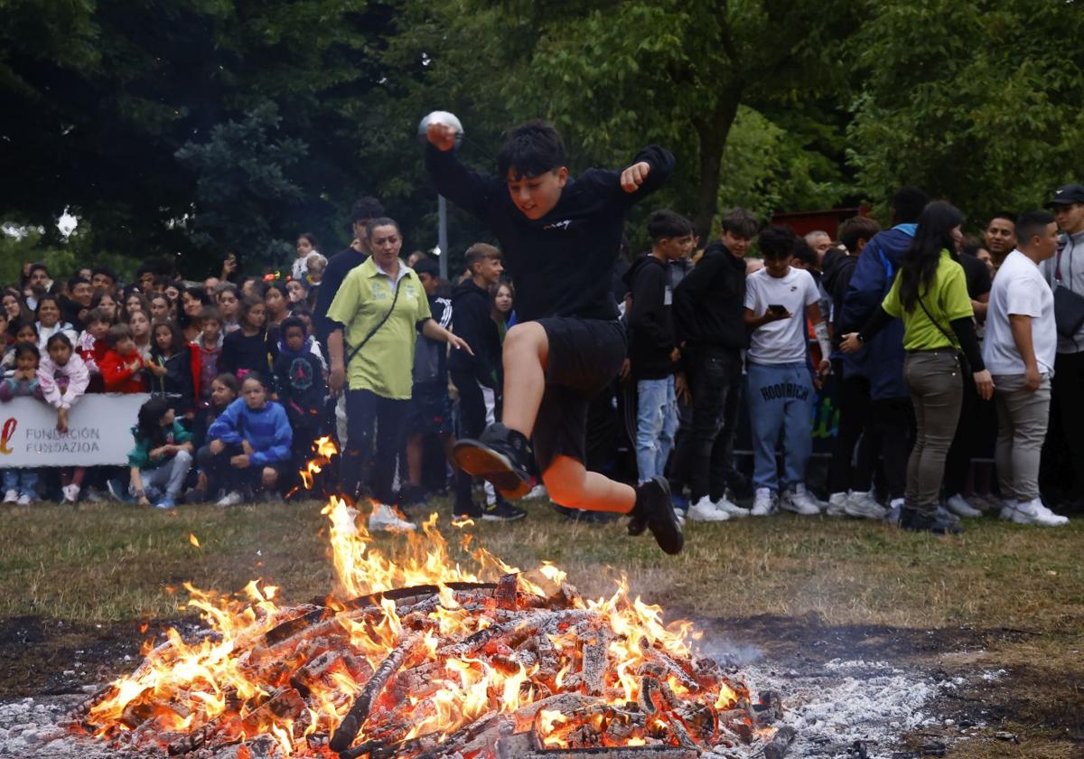 En Lakua-Arriaga comenzó a avivarse el fuego a las nueve de la noche y minutos más tarde empezaron los saltos.