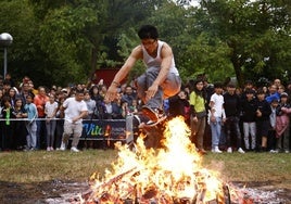 En Lakua-Arriaga comenzó a avivarse el fuego a las nueve de la noche y minutos más tarde empezaron los saltos.