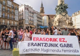 Decenas de personas se concentraron en 2022 en La Virgen Blanca en repulsa por una agresión sexual perpetrada en plenas fiestas.