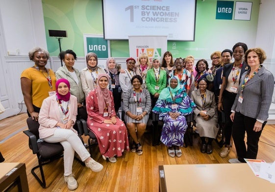 Las investigadoras, junto a María Teresa Fernández de la Vega, Maider Etxebarria y Ana del Val.