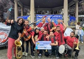 La banda valenciana posa con el premio en Amorebieta.