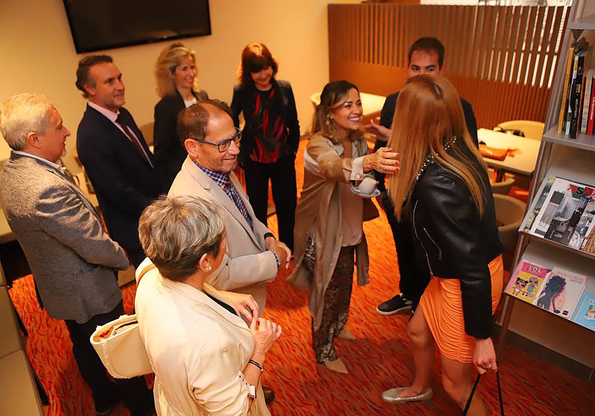 Sonia Herzog, directora ejecutiva de JSV, saluda a la alcaldesa, Aitana Hernando, antes de comenzar la segunda edición del Foro Empresarial Miranda de Ebro organizado por El Correo.