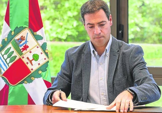 El lehendakari Pradales firmó ayer en Lehendakaritza el decreto de áreas del nuevo Gobierno.