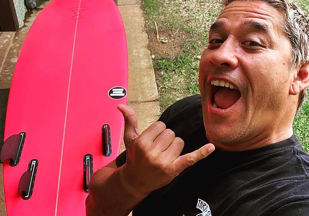 Un tiburón acaba con la vida de un conocido surfista que también formó parte del elenco de 'Piratas del Caribe'