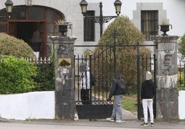 Entrada al palacio que acoge el centro de menores de Sopuerta