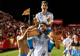 Einar Galilea lleva a hombros al héroe del ascenso del Málaga, Antoñito Cordero.