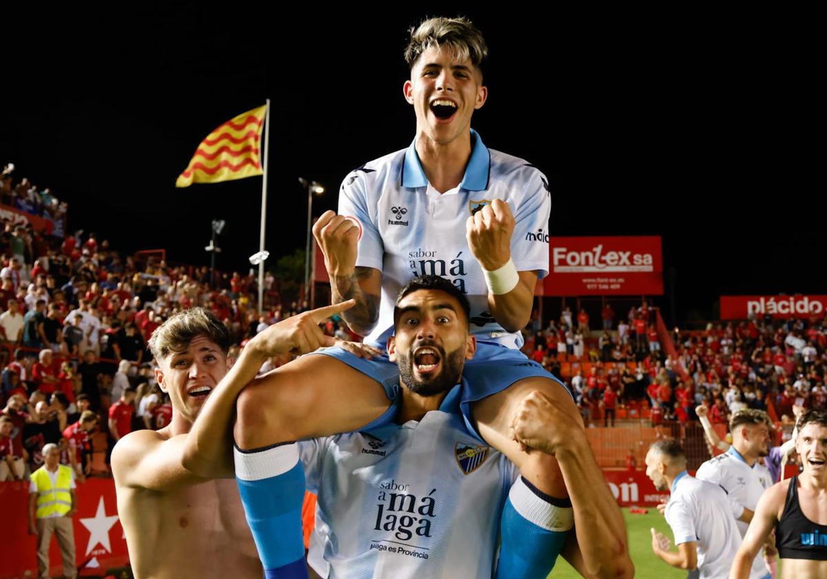 Einar Galilea lleva a hombros al héroe del ascenso del Málaga, Antoñito Cordero.