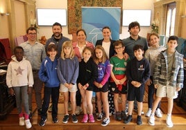 La alcaldesa, Mireia Elkoroiribe, posa con los jóvenes y resto de concejales en el Ayuntamiento.