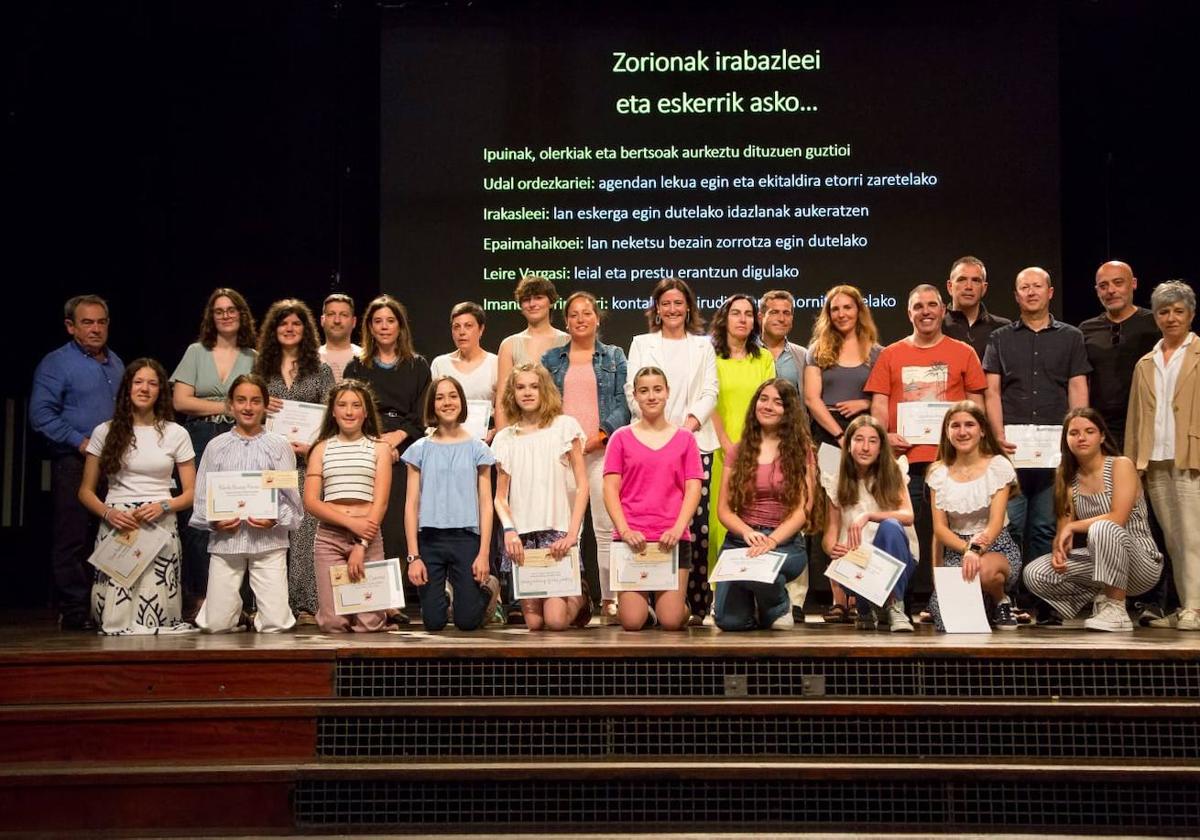 Los estudiantes posan con los premios, acompañados de las autoridades municipales.