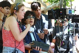 La directora Olga Osorio, en el centro, junto a Mario Casas, durante el rodaje en Elciego.