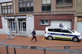 Un coche de la Policía de Sopela frente a la comisaría