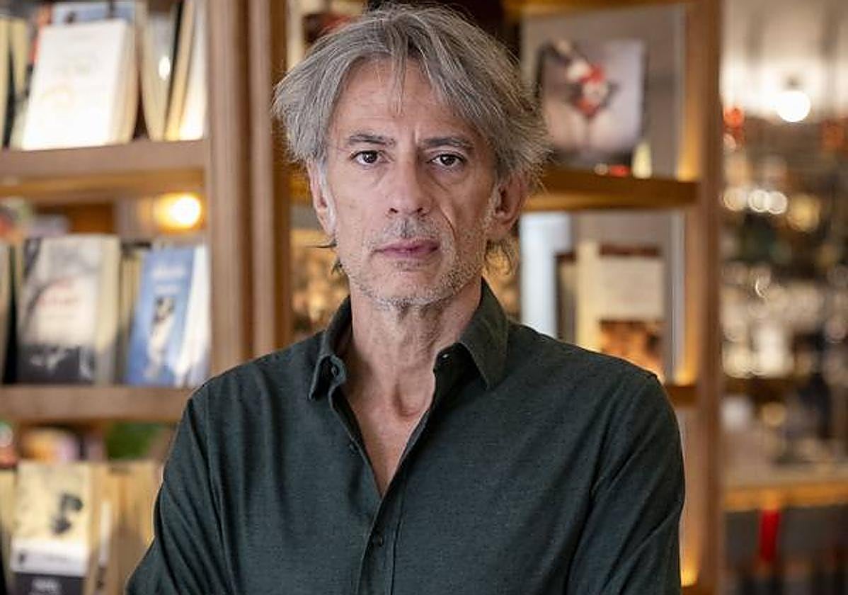 Tallón construye un relato que se lee como un thriller.