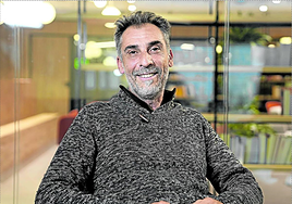 Rafael Navarro de Castro dejó su trabajo en Madrid y se instaló en Monachil, en las faldas de Sierra Nevada.