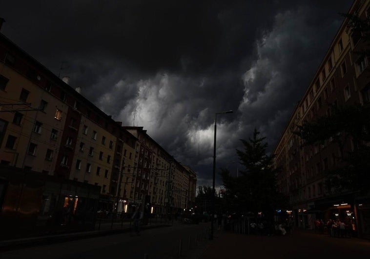 La tormenta, sobre el cielo de Vitoria.