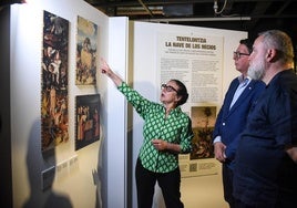 La ilustradora Ana G. Lartitegui explica el recorrido de la muestra.