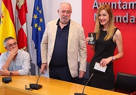 Óscar Castañeda, presidente de la Federación regional de baloncesto, entrega una réplica de la medalla a la alcaldesa, Aitana Hernando.