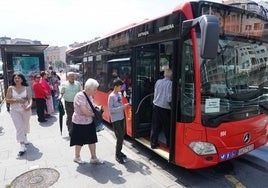 Usuarios entran a un Bilbobus durante una jornada de huelga