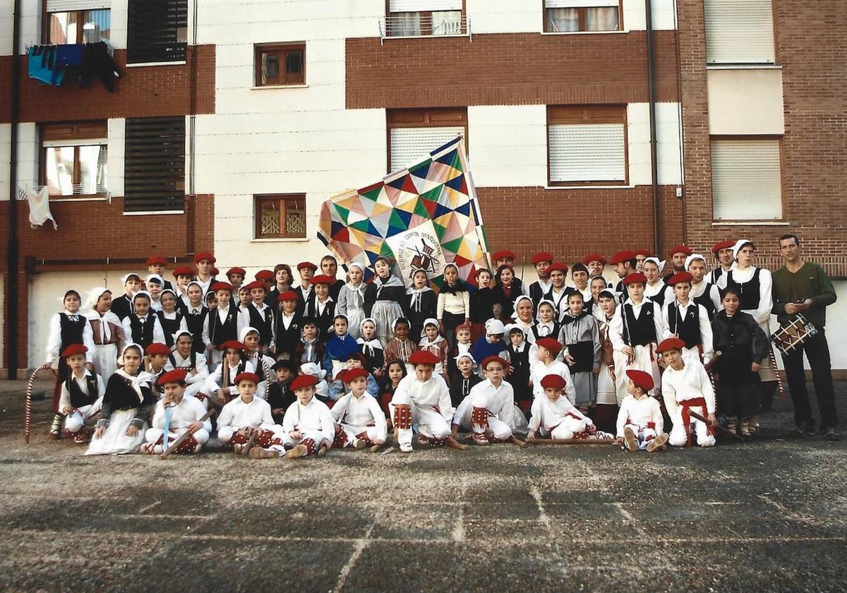 Vecinos de distintas generaciones han bailado durante más de cinco décadas con el grupo Iremiñe.