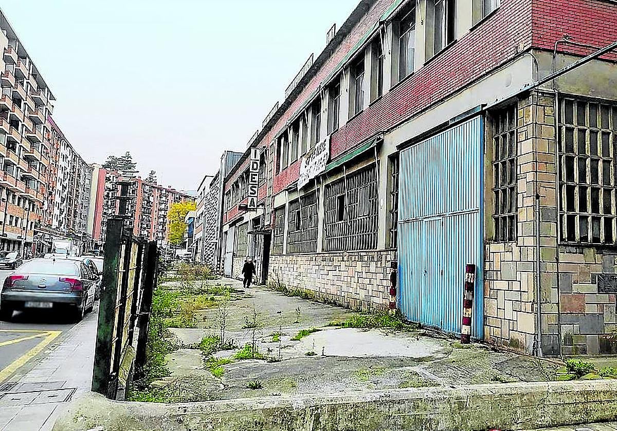El edificio de Idesa no tiene ningún uso desde que la empresa se trasladara hace cerca de dos décadas.
