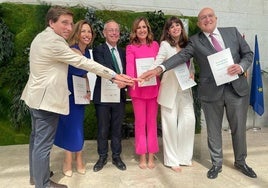 Maider Etxebarria con José Luis Martínez-Almeida, alcalde de Madrid; Natalia Chueca, alcaldesa de Zaragoza; Patrick Child, director general adjunto de Medio Ambiente de la Unión Europea; María José Catalá, alcaldesa de Valencia; y Jesús Julio Carnero, alcalde de Valladolid.