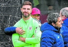 Jon Aspiazu y Ernesto Valverde se ríen con Yeray en Lezama.