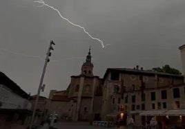 Un rayo cae cerca de la iglesia de San Miguel de Vitoria.