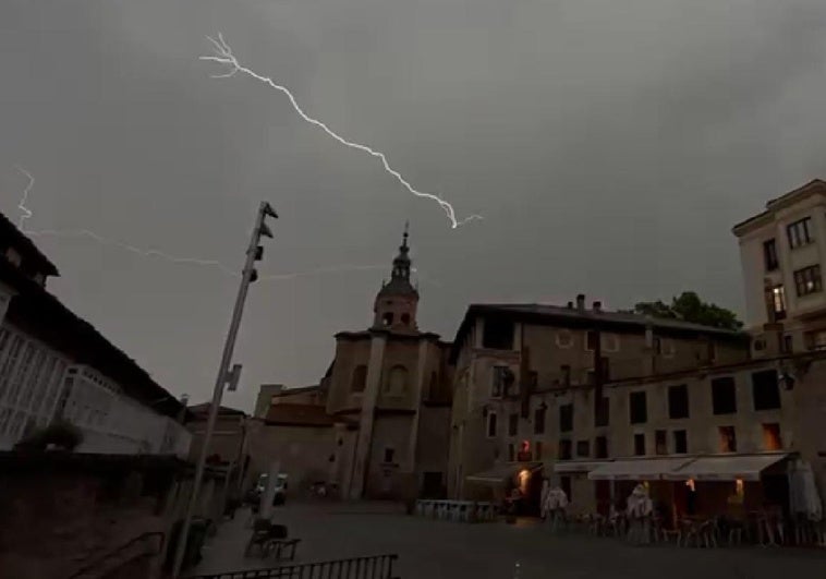 Un rayo cae cerca de la iglesia de San Miguel de Vitoria.