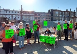 Protesta de los vecinos de la calle Don Tello afectados por el ruido nocturno que provocan las obras que ETS ejecuta en la playa de vías de la estación del tren de Gernika.